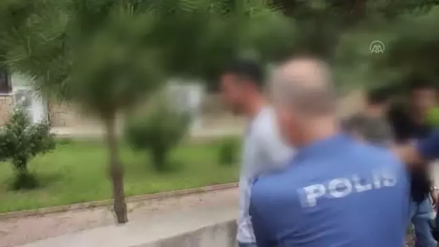 Polisin 'dur' ihtarına uymayarak kaçmaya çalışan 5 şüpheli cami avlusunda yakalandı Polisin 'dur' ihtarına uymayarak kaçmaya çalışan 5 şüpheli cami avlusunda yakalandı