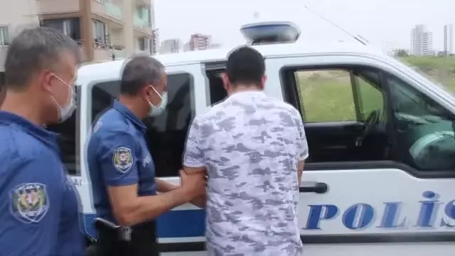 Polisin 'dur' ihtarına uymayarak kaçmaya çalışan 5 şüpheli cami avlusunda yakalandı Polisin 'dur' ihtarına uymayarak kaçmaya çalışan 5 şüpheli cami avlusunda yakalandı