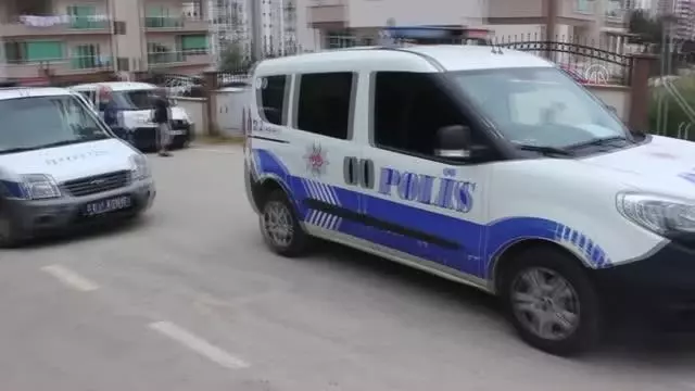 Polisin 'dur' ihtarına uymayarak kaçmaya çalışan 5 şüpheli cami avlusunda yakalandı Polisin 'dur' ihtarına uymayarak kaçmaya çalışan 5 şüpheli cami avlusunda yakalandı