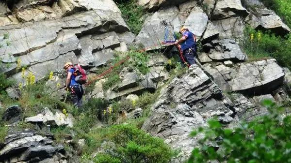 BURSA POLİSTEN KAÇARKEN KAYALIKTA MAHSUR KALAN GENÇ 6 SAAT SONRA KURTARILDI-EK BURSA POLİSTEN KAÇARKEN KAYALIKTA MAHSUR KALAN GENÇ 6 SAAT SONRA KURTARILDI-EK