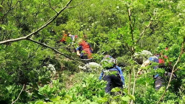 BURSA POLİSTEN KAÇARKEN KAYALIKTA MAHSUR KALAN GENÇ 6 SAAT SONRA KURTARILDI-EK BURSA POLİSTEN KAÇARKEN KAYALIKTA MAHSUR KALAN GENÇ 6 SAAT SONRA KURTARILDI-EK