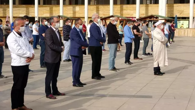 Korona virüsten hayatını kaybeden eski AK Parti Milletvekili Uysal son yolculuğuna uğurlandı Korona virüsten hayatını kaybeden eski AK Parti Milletvekili Uysal son yolculuğuna uğurlandı