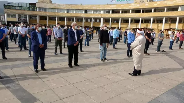 Korona virüsten hayatını kaybeden eski AK Parti Milletvekili Uysal son yolculuğuna uğurlandı Korona virüsten hayatını kaybeden eski AK Parti Milletvekili Uysal son yolculuğuna uğurlandı