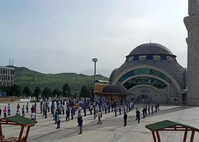 Korona virüsten hayatını kaybeden eski AK Parti Milletvekili Uysal son yolculuğuna uğurlandı Korona virüsten hayatını kaybeden eski AK Parti Milletvekili Uysal son yolculuğuna uğurlandı