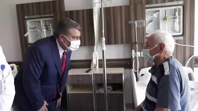 Bakan Koca Edirne'de tedavi gören hastaları ziyaret etti Bakan Koca Edirne'de tedavi gören hastaları ziyaret etti