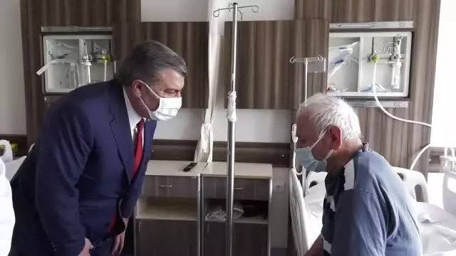 Bakan Koca Edirne'de tedavi gören hastaları ziyaret etti Bakan Koca Edirne'de tedavi gören hastaları ziyaret etti