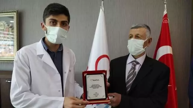 Sağlıkçılardan doğaseverlere plaket Sağlıkçılardan doğaseverlere plaket