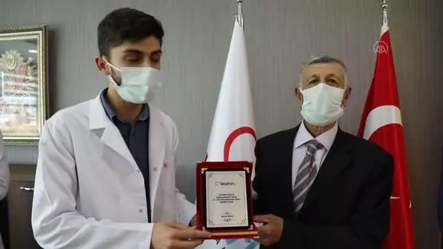 Sağlıkçılardan doğaseverlere plaket Sağlıkçılardan doğaseverlere plaket