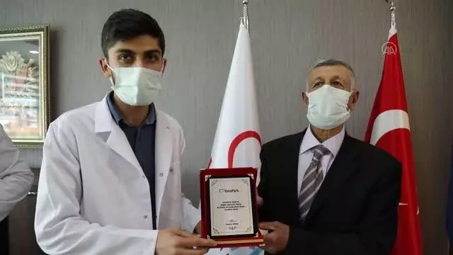 Sağlıkçılardan doğaseverlere plaket Sağlıkçılardan doğaseverlere plaket