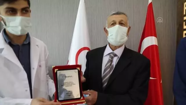 Sağlıkçılardan doğaseverlere plaket Sağlıkçılardan doğaseverlere plaket