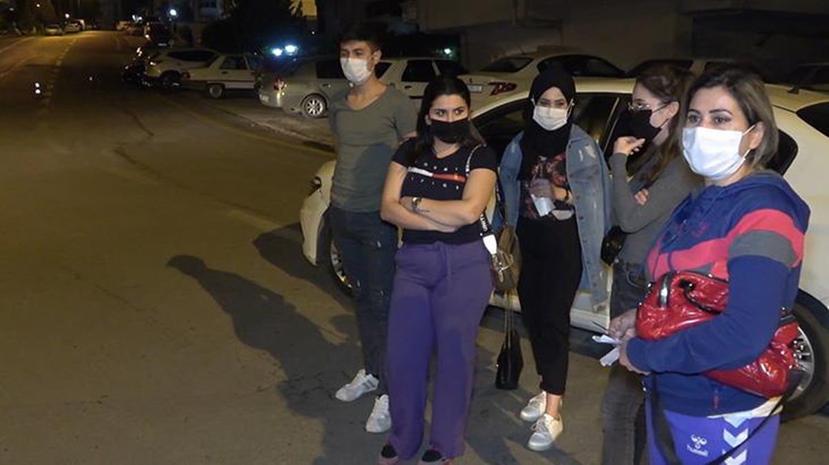 Sahte izin belgesiyle polisi kandırmaya çalışan grubun gece gezmesi, pahalıya patladı