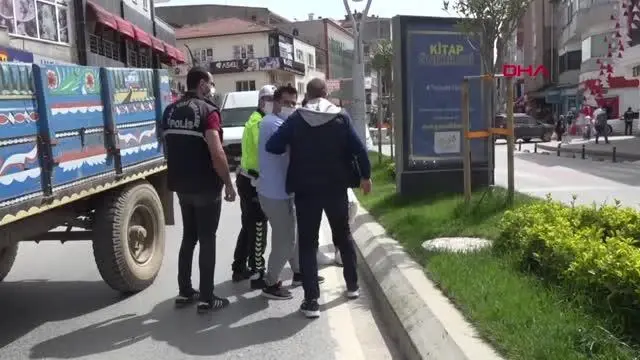 SAKARYA KISITLAMAYA UYMAYAN ÇİFT POLİSE TEPKİ GÖSTERDİ SAKARYA KISITLAMAYA UYMAYAN ÇİFT POLİSE TEPKİ GÖSTERDİ