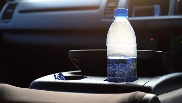 Sakın otomobilin içinde unutmayın! İşte aracında pet şişe bırakan mühendisin başına gelenler Sakın otomobilin içinde unutmayın! İşte aracında pet şişe bırakan mühendisin başına gelenler