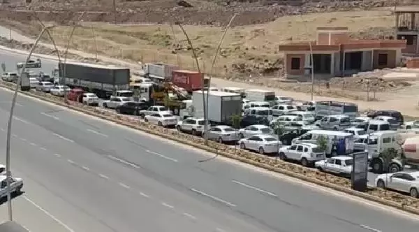 ŞANLIURFA'DA TAM KAPANMANIN 4'ÜNCÜ GÜNÜNDE ARAÇ KUYRUĞU ŞANLIURFA'DA TAM KAPANMANIN 4'ÜNCÜ GÜNÜNDE ARAÇ KUYRUĞU