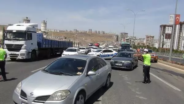 ŞANLIURFA'DA TAM KAPANMANIN 4'ÜNCÜ GÜNÜNDE ARAÇ KUYRUĞU ŞANLIURFA'DA TAM KAPANMANIN 4'ÜNCÜ GÜNÜNDE ARAÇ KUYRUĞU