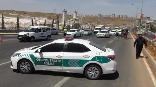 ŞANLIURFA'DA TAM KAPANMANIN 4'ÜNCÜ GÜNÜNDE ARAÇ KUYRUĞU ŞANLIURFA'DA TAM KAPANMANIN 4'ÜNCÜ GÜNÜNDE ARAÇ KUYRUĞU