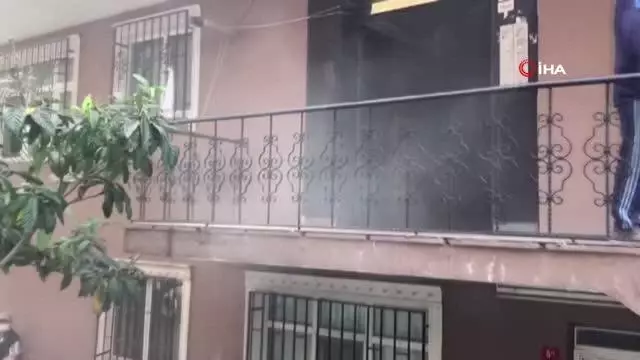 Son dakika... Sefaköy Yeni Mahalle'de 5 katlı binanın 2'inci katında yangın çıktı. Son dakika... Sefaköy Yeni Mahalle'de 5 katlı binanın 2'inci katında yangın çıktı.