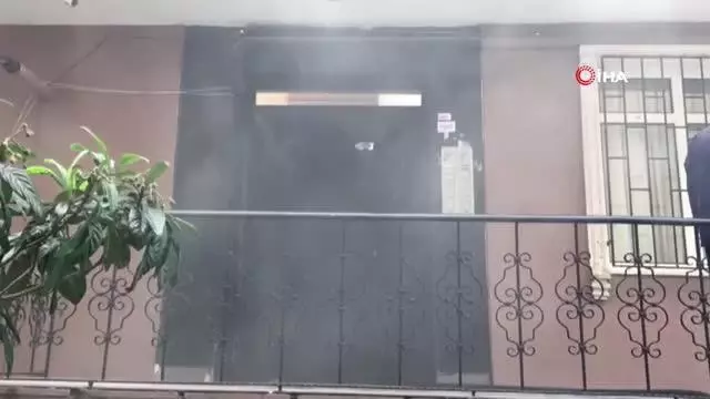 Son dakika... Sefaköy Yeni Mahalle'de 5 katlı binanın 2'inci katında yangın çıktı. Son dakika... Sefaköy Yeni Mahalle'de 5 katlı binanın 2'inci katında yangın çıktı.