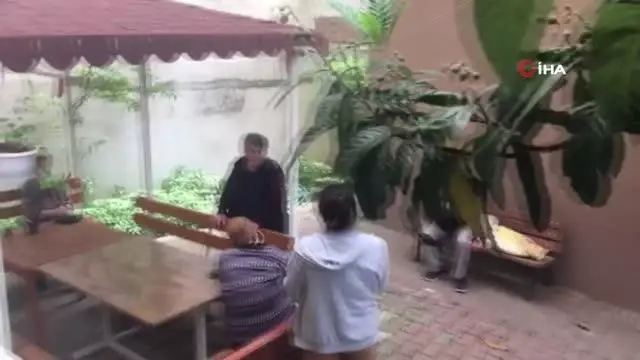 Son dakika... Sefaköy Yeni Mahalle'de 5 katlı binanın 2'inci katında yangın çıktı. Son dakika... Sefaköy Yeni Mahalle'de 5 katlı binanın 2'inci katında yangın çıktı.