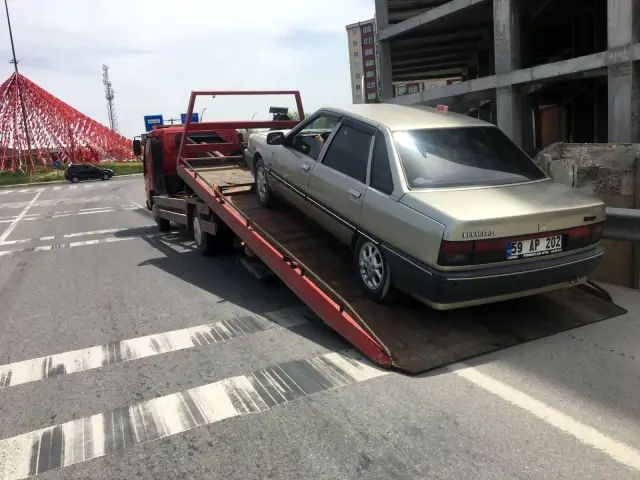 Seyir halinde yanan otomobil son anda söndürüldü Seyir halinde yanan otomobil son anda söndürüldü
