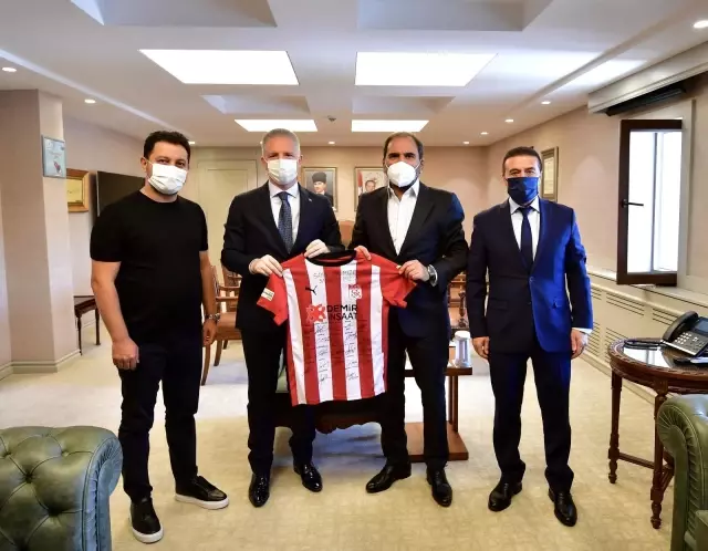 Sivasspor Başkanı Otyakmaz'dan Gaziantep Valisi Davut Gül'e ziyaret Sivasspor Başkanı Otyakmaz'dan Gaziantep Valisi Davut Gül'e ziyaret