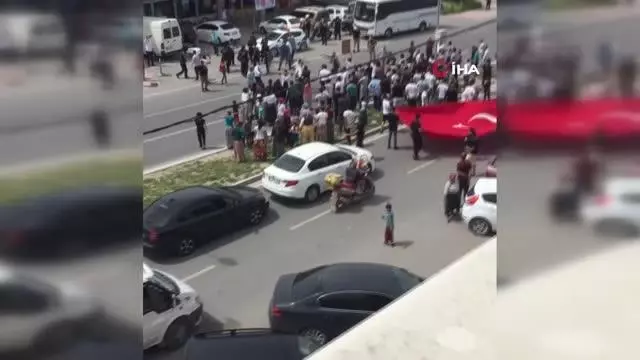 Son dakika 3. sayfa: Sokağa çıkma kısıtlamasında 500 kişilik protestoya polis müdahalesi Son dakika 3. sayfa: Sokağa çıkma kısıtlamasında 500 kişilik protestoya polis müdahalesi