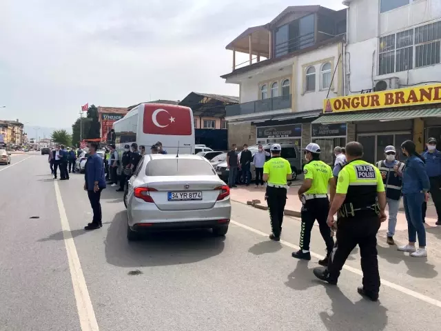 Son dakika 3. sayfa: Sokağa çıkma kısıtlamasında 500 kişilik protestoya polis müdahalesi Son dakika 3. sayfa: Sokağa çıkma kısıtlamasında 500 kişilik protestoya polis müdahalesi