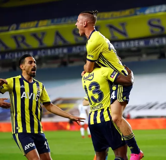 Süper Lig: Fenerbahçe: 3 BB Erzurumspor: 0 (İlk yarı) Süper Lig: Fenerbahçe: 3 BB Erzurumspor: 0 (İlk yarı)