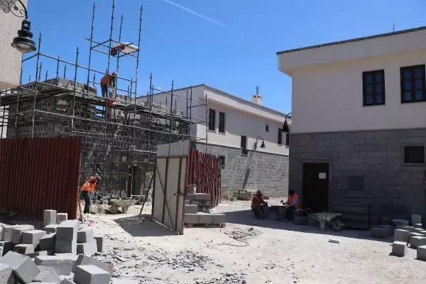 DİYARBAKIR SUR'DA YAPIMI TAMAMLANAN KONUTLAR HAK SAHİPLERİNE TESLİM EDİLDİ DİYARBAKIR SUR'DA YAPIMI TAMAMLANAN KONUTLAR HAK SAHİPLERİNE TESLİM EDİLDİ