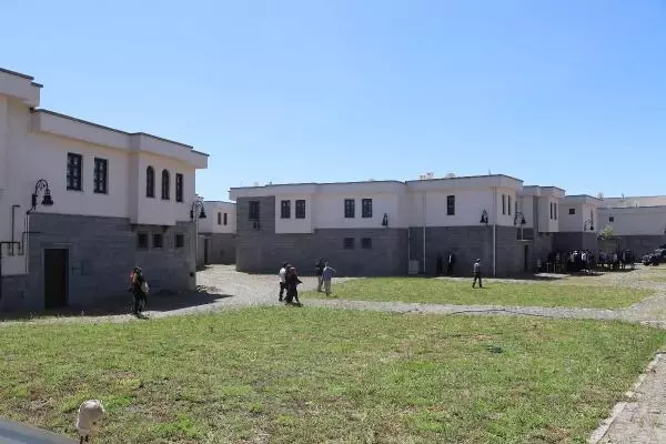 DİYARBAKIR SUR'DA YAPIMI TAMAMLANAN KONUTLAR HAK SAHİPLERİNE TESLİM EDİLDİ DİYARBAKIR SUR'DA YAPIMI TAMAMLANAN KONUTLAR HAK SAHİPLERİNE TESLİM EDİLDİ
