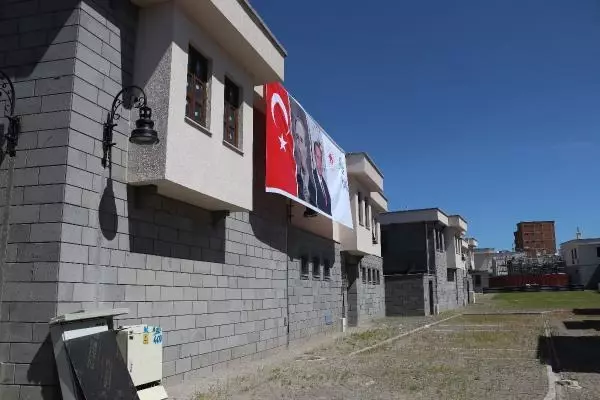DİYARBAKIR SUR'DA YAPIMI TAMAMLANAN KONUTLAR HAK SAHİPLERİNE TESLİM EDİLDİ DİYARBAKIR SUR'DA YAPIMI TAMAMLANAN KONUTLAR HAK SAHİPLERİNE TESLİM EDİLDİ