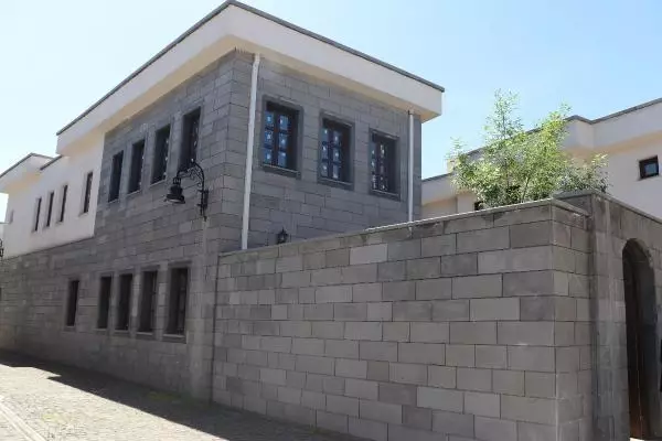 DİYARBAKIR SUR'DA YAPIMI TAMAMLANAN KONUTLAR HAK SAHİPLERİNE TESLİM EDİLDİ DİYARBAKIR SUR'DA YAPIMI TAMAMLANAN KONUTLAR HAK SAHİPLERİNE TESLİM EDİLDİ