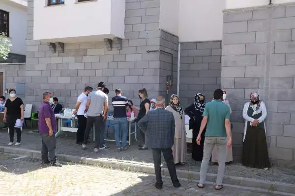 DİYARBAKIR SUR'DA YAPIMI TAMAMLANAN KONUTLAR HAK SAHİPLERİNE TESLİM EDİLDİ DİYARBAKIR SUR'DA YAPIMI TAMAMLANAN KONUTLAR HAK SAHİPLERİNE TESLİM EDİLDİ