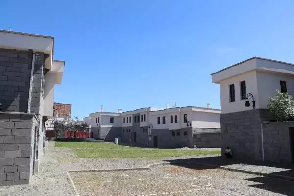 DİYARBAKIR SUR'DA YAPIMI TAMAMLANAN KONUTLAR HAK SAHİPLERİNE TESLİM EDİLDİ DİYARBAKIR SUR'DA YAPIMI TAMAMLANAN KONUTLAR HAK SAHİPLERİNE TESLİM EDİLDİ