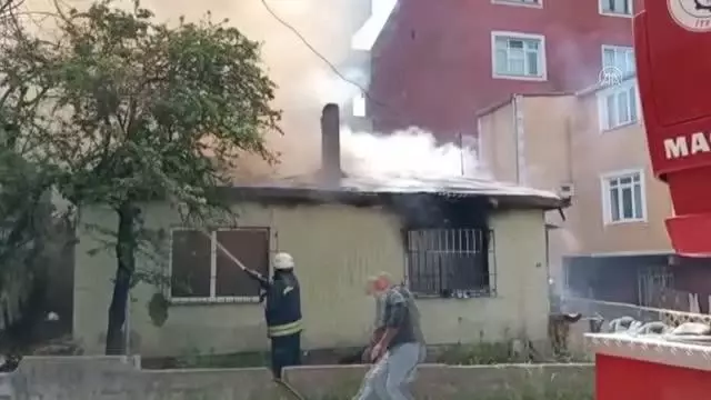 Suriyeli ailenin kaldığı evde çıkan yangın söndürüldü Suriyeli ailenin kaldığı evde çıkan yangın söndürüldü