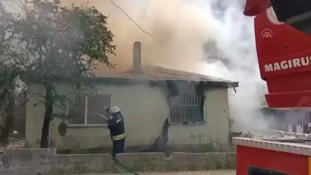 Suriyeli ailenin kaldığı evde çıkan yangın söndürüldü Suriyeli ailenin kaldığı evde çıkan yangın söndürüldü
