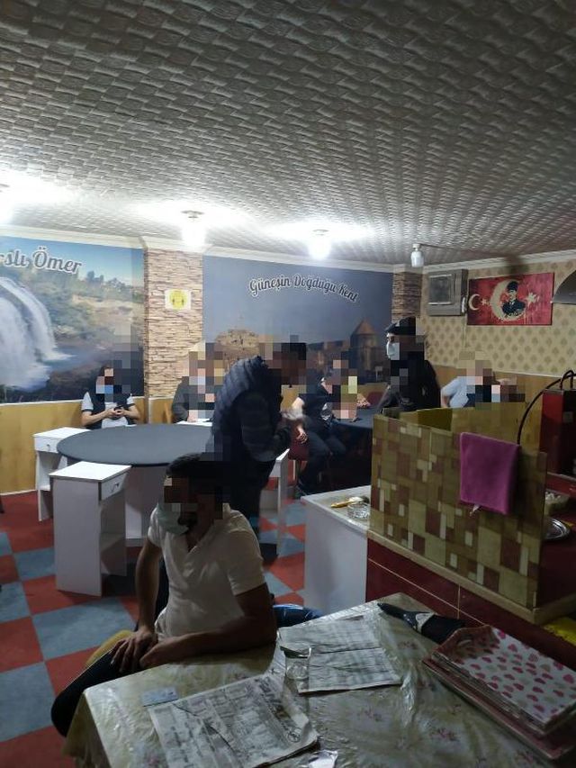 tam kapanmada kahvehanede oyun oynayan 17 kis 2 14106646 o