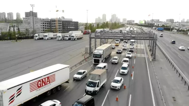 Tam kapanmada Mahmutbey Gişeler'de trafik yoğunluğu Tam kapanmada Mahmutbey Gişeler'de trafik yoğunluğu