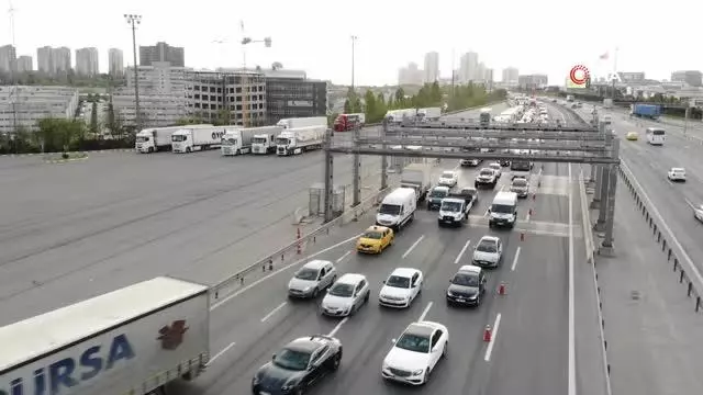 Tam kapanmada Mahmutbey Gişeler'de trafik yoğunluğu Tam kapanmada Mahmutbey Gişeler'de trafik yoğunluğu
