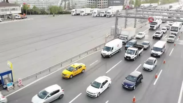 Tam kapanmada Mahmutbey Gişeler'de trafik yoğunluğu Tam kapanmada Mahmutbey Gişeler'de trafik yoğunluğu