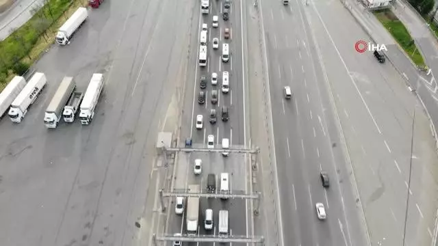 Tam kapanmada Mahmutbey Gişeler'de trafik yoğunluğu Tam kapanmada Mahmutbey Gişeler'de trafik yoğunluğu