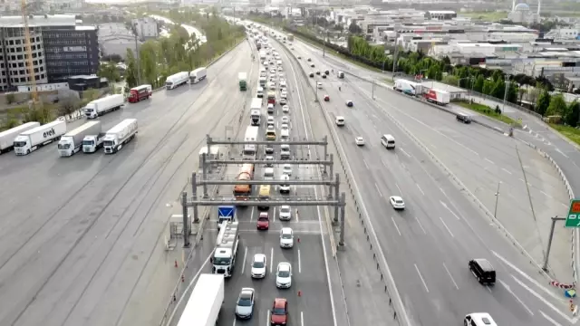 Tam kapanmada Mahmutbey Gişeler'de trafik yoğunluğu Tam kapanmada Mahmutbey Gişeler'de trafik yoğunluğu