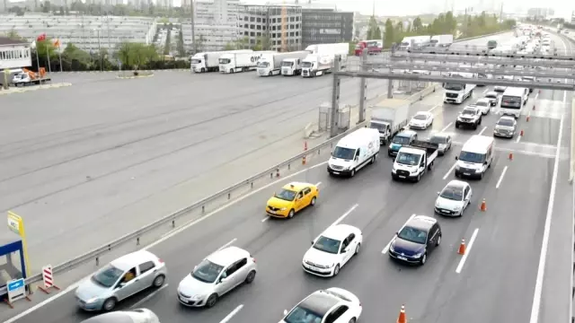 Tam kapanmada Mahmutbey Gişeler'de trafik yoğunluğu Tam kapanmada Mahmutbey Gişeler'de trafik yoğunluğu
