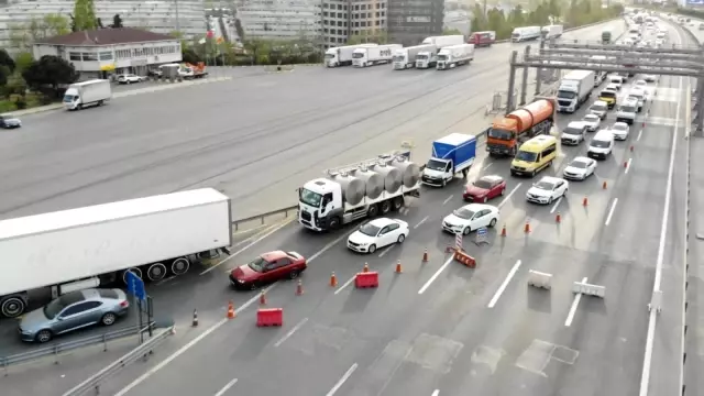 Tam kapanmada Mahmutbey Gişeler'de trafik yoğunluğu Tam kapanmada Mahmutbey Gişeler'de trafik yoğunluğu