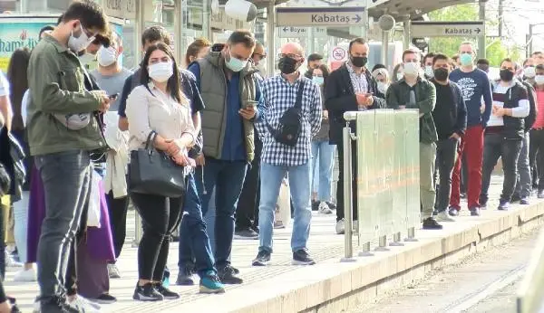 TAM KAPANMAYA RAĞMEN HAFTANIN İLK GÜNÜ TRAMVAY DURAĞINDA YOĞUNLUK YAŞANDI TAM KAPANMAYA RAĞMEN HAFTANIN İLK GÜNÜ TRAMVAY DURAĞINDA YOĞUNLUK YAŞANDI