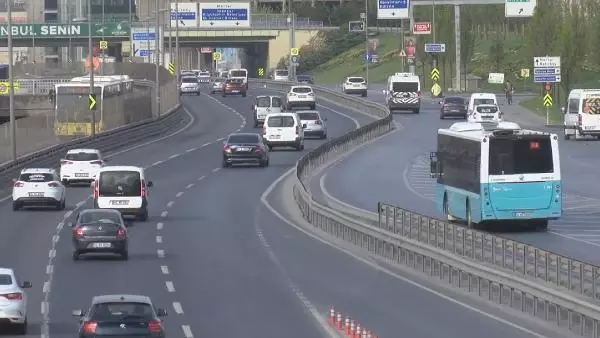 TAM KAPANMAYA RAĞMEN HAFTANIN İLK GÜNÜ TRAMVAY DURAĞINDA YOĞUNLUK YAŞANDI TAM KAPANMAYA RAĞMEN HAFTANIN İLK GÜNÜ TRAMVAY DURAĞINDA YOĞUNLUK YAŞANDI