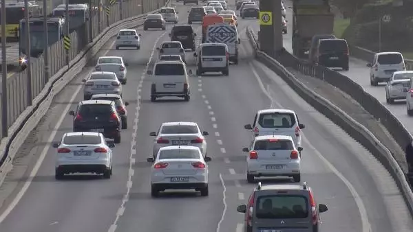 TAM KAPANMAYA RAĞMEN HAFTANIN İLK GÜNÜ TRAMVAY DURAĞINDA YOĞUNLUK YAŞANDI TAM KAPANMAYA RAĞMEN HAFTANIN İLK GÜNÜ TRAMVAY DURAĞINDA YOĞUNLUK YAŞANDI