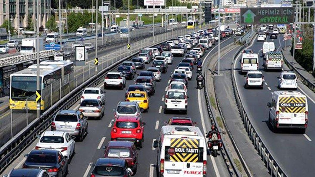 Tam kapanmaya rağmen İstanbul'da yine aynı görüntü! Kilometrelerce uzunluktaki araç kuyrukları şaşırttı