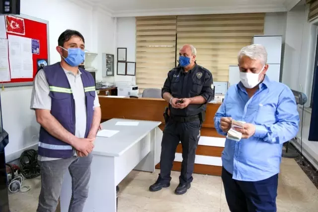 Temizlik görevlisinin bulduğu 10 bin lira sahibine teslim edildi Temizlik görevlisinin bulduğu 10 bin lira sahibine teslim edildi