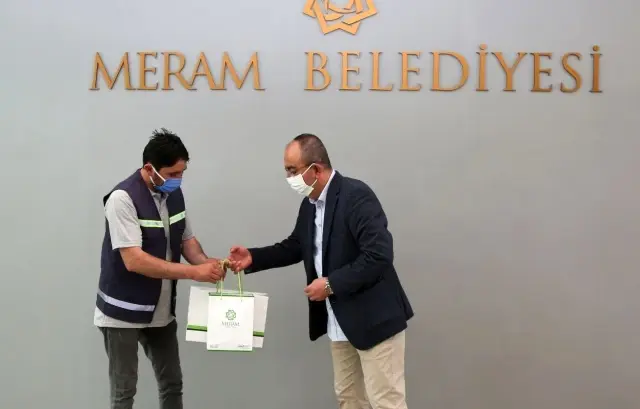 Temizlik görevlisinin bulduğu 10 bin lira sahibine teslim edildi Temizlik görevlisinin bulduğu 10 bin lira sahibine teslim edildi